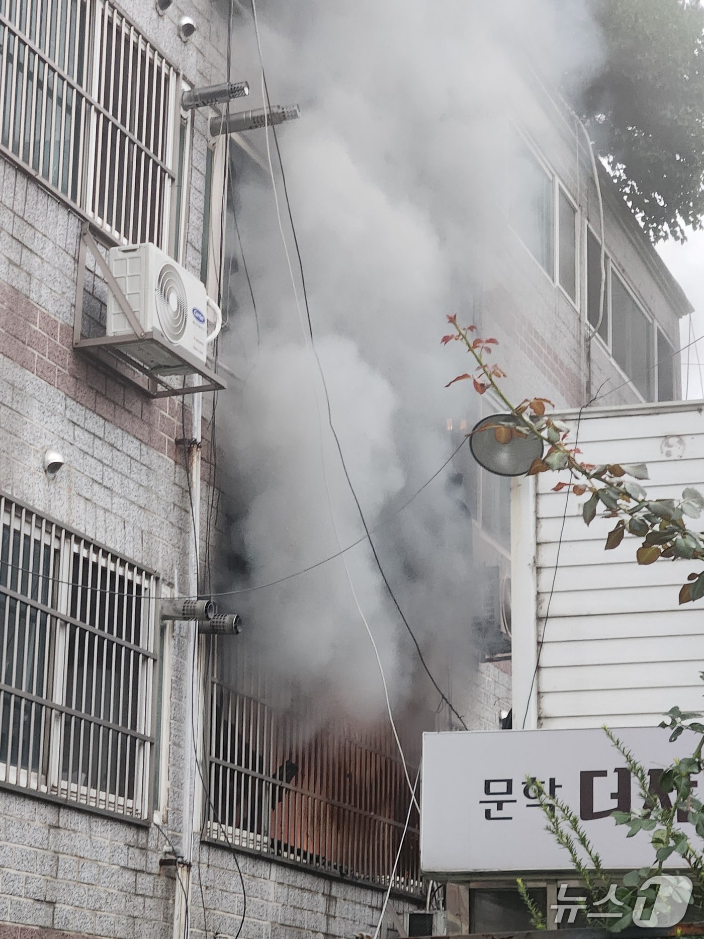 16일 오전 6시 6분쯤 인천 미추홀구 문학동 소재 3층짜리 빌라 1층에서 화재가 발생했다.(인천소방본부 제공. 재배포 및 DB금지)2025.9.16/뉴스1