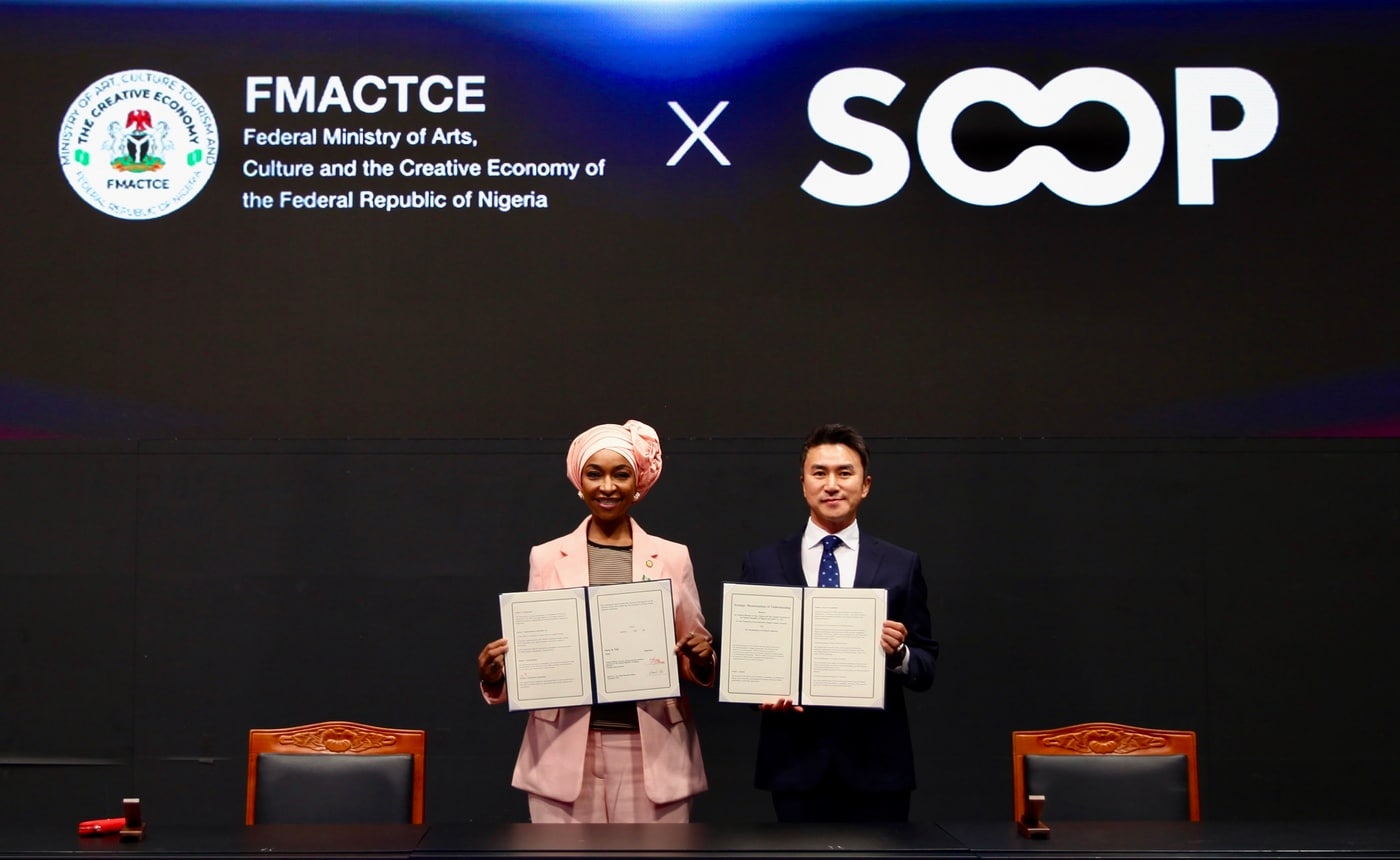 한나투 무사 무사와(Hannatu Musa Musawa) 나이지리아 연방 예술·문화·창의경제부 장관(왼쪽), 최영우 SOOP 대표이사 (SOOP 제공)