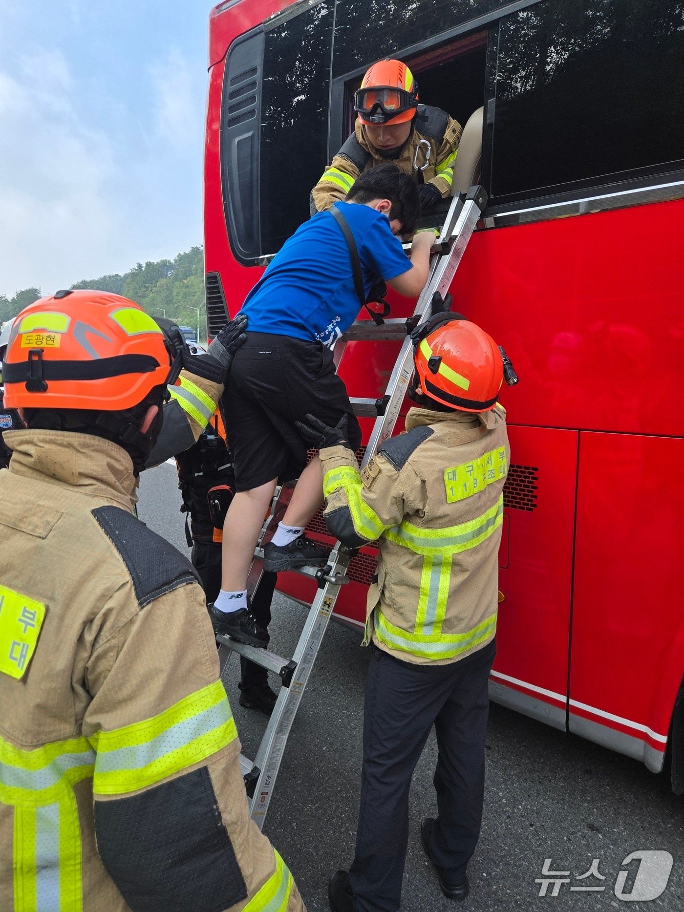 16일 오전 8시51분쯤 대구 성서IC 서대구 방면 도로에서 버스 3대와 승용차 1대가 잇따라 충돌해 초등학생 등 12명이 다쳤다. 119구조대원들이 버스에서 학생들을 구조하고 있다.(대구소방안전본부 제공. 재판매 및 DB 금지) 2025.9.16/뉴스1