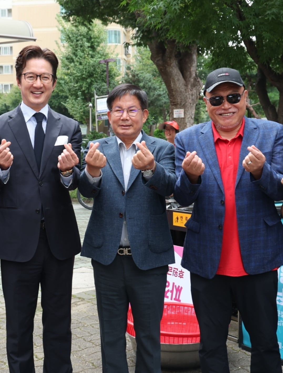 (왼쪽부터) 정준호, 박강수 마포구청장, 김흥국 / 사진제공=마포구청, 홍보사 에이엠지글로벌