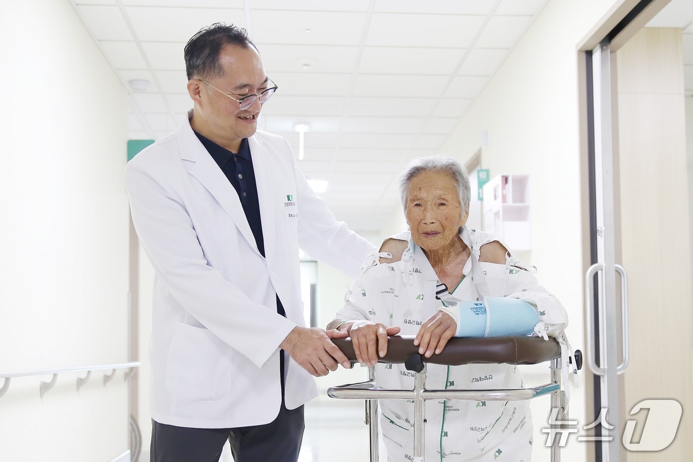 김광균 건양대병원 정형외과 교수(왼쪽)가 108세 고관절 골절 환자의 수술을 성공적으로 마치고 병원 복도를 함께 걷고 있다.(건양대병원 제공) /뉴스1