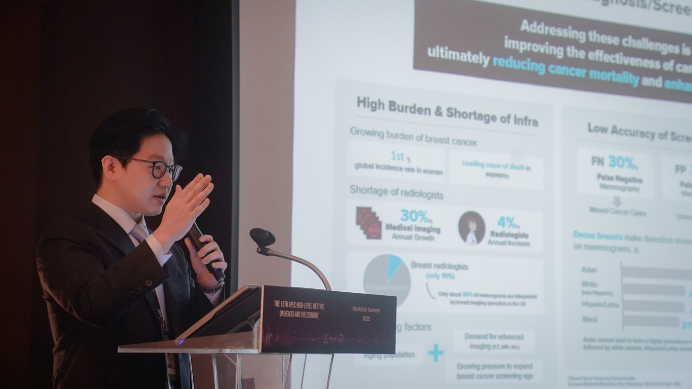 서범석 루닛 대표가 16일 서울 신라호텔에서 열린 ‘제15차 APEC 보건과 경제 고위급 회의’에서 ‘AI 기반 암 진단과 정밀의료’를 주제로 발표하고 있다. &#40;&#40;루닛 제공&#41;