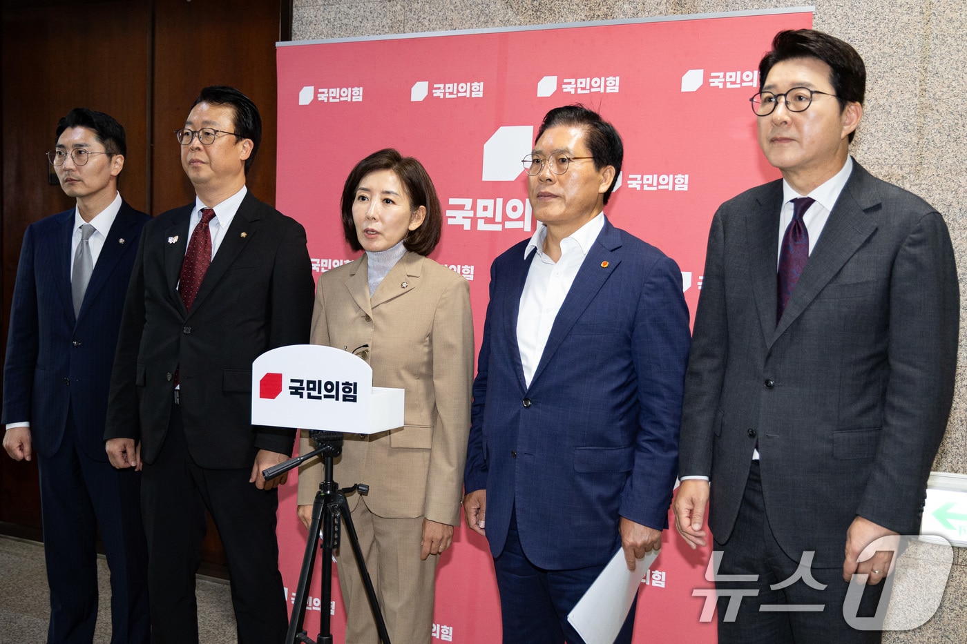 국회 법제사법위원회 국민의힘 위원들이 16일 서울 여의도 국회에서 열린 법사위 전체회의에서 무기명 투표를 통해 나경원 국민의힘 의원의 국민의힘 간사 선임의 건이 부결되자 기자회견을 하고 있다. 왼쪽부터 박준태, 곽규택, 나경원, 송석준, 신동욱 의원. 2025.9.16/뉴스1 ⓒ News1 유승관 기자