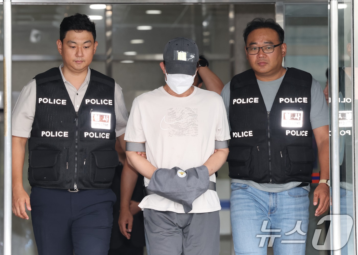 16일 오후 경기 용인시 처인구 용인동부경찰서에서 살인 및 사체유기 혐의를 받고 있는 A 씨가 구속 전 피의자 심문(영장실질심사)를 받기 위해 나오고 있다. A 씨는 지난 11일 인천시 모처에서 틱토커 B 씨(20대·여)를 목 졸라 살해한 후 시신을 전북 무주군 한 야산에 유기한 혐의를 받고 있다. 2025.9.16/뉴스1 ⓒ News1 김영운 기자