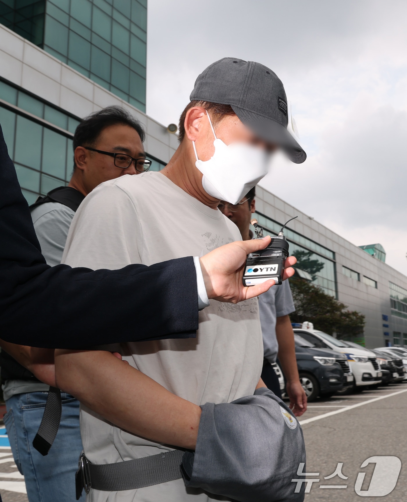 16일 오후 경기 용인시 처인구 용인동부경찰서에서 살인 및 사체유기 혐의를 받고 있는 A 씨가 구속 전 피의자 심문(영장실질심사)를 받기 위해 나오고 있다. 2025.9.16/뉴스1 ⓒ News1 김영운 기자