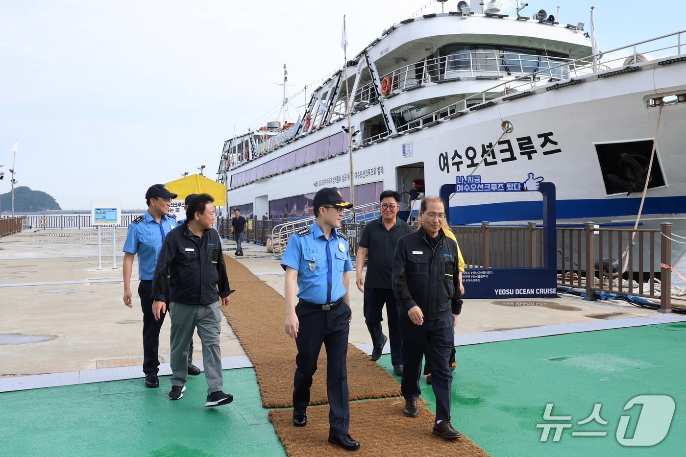여수해양경찰이 신항과 국동항 일원을 방문해 불꽃 관광 유선을 대상으로 '지휘관 현장 안전점검'을 실시했다(여수해경 제공)