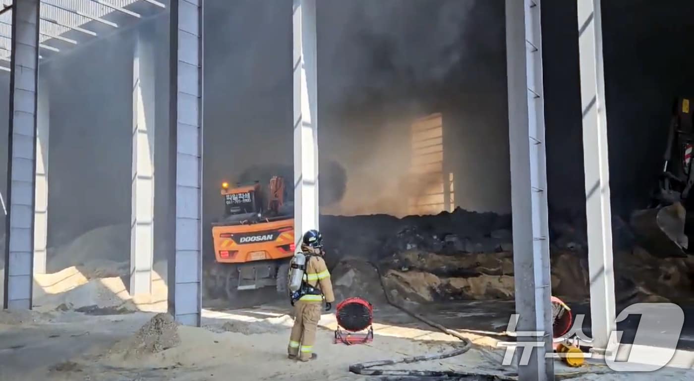 지난 13일 오전 8시 38분쯤 전남 광양시 도이동의 한 폐자재 보관창고에서 불이난 소방당국이 나흘째 진화작업을 벌이고 있다.(전남소방본부 제공. 재판매 및 DB 금지) 