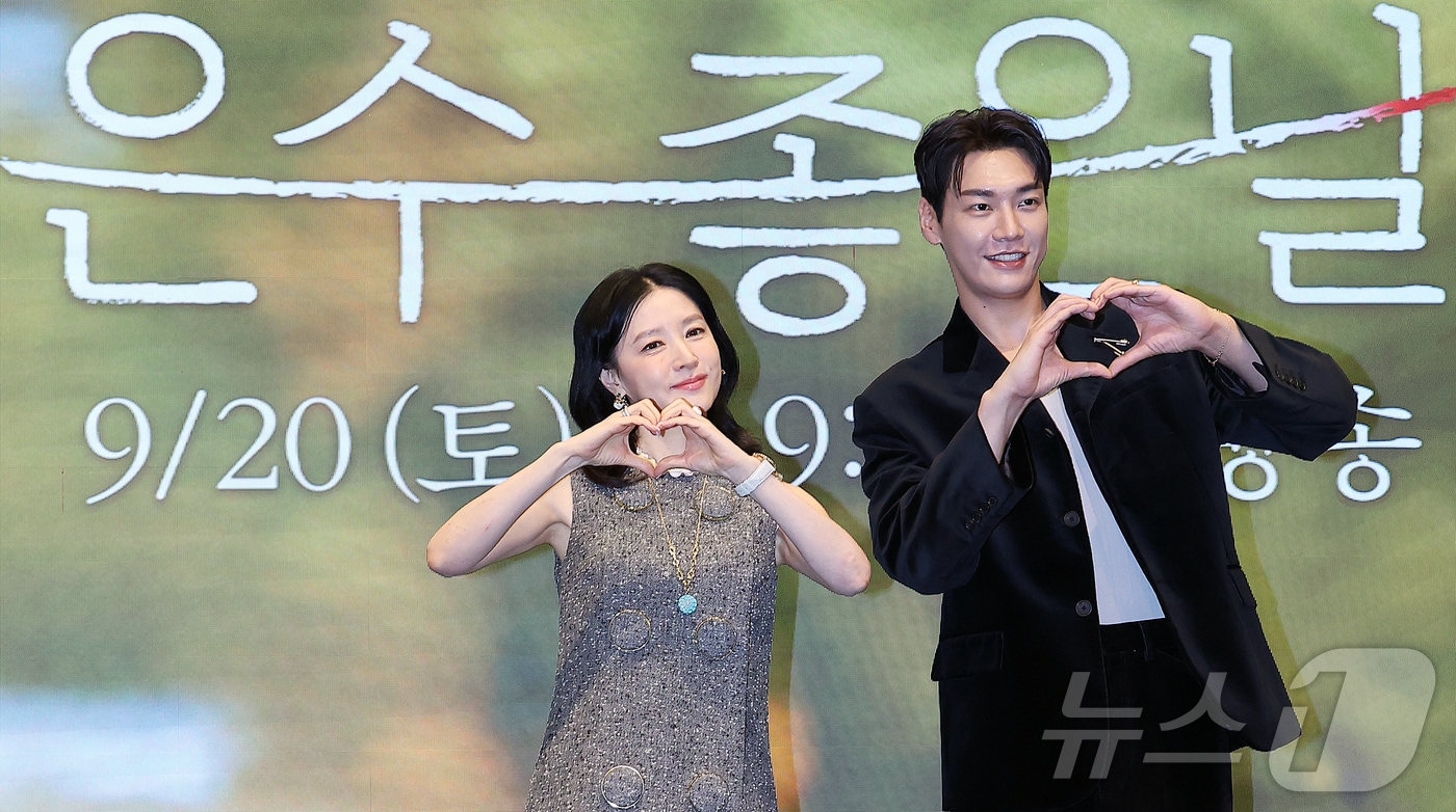 배우 이영애와 김영광이 16일 서울 구로구 더세인트에서 열린 KBS2 새 토일 미니시리즈 ‘은수 좋은 날’ 제작발표회에서 포즈를 취하고 있다. 가족을 지키고 싶은 학부모 강은수(이영애 분)와 두 얼굴의 선생 이경(김영광 분)이 우연히 얻은 마약 가방으로 벌이는 위험 처절한 동업 일지를 그린 작품이다. 2025.9.16/뉴스1 ⓒ News1 김진환 기자