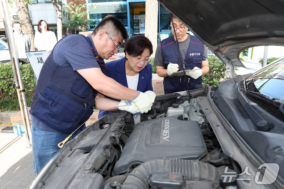 김미경 은평구청장이 오는 25일 추석맞이 자동차 무상점검 실시를 앞두고 시범을 보이고 있다