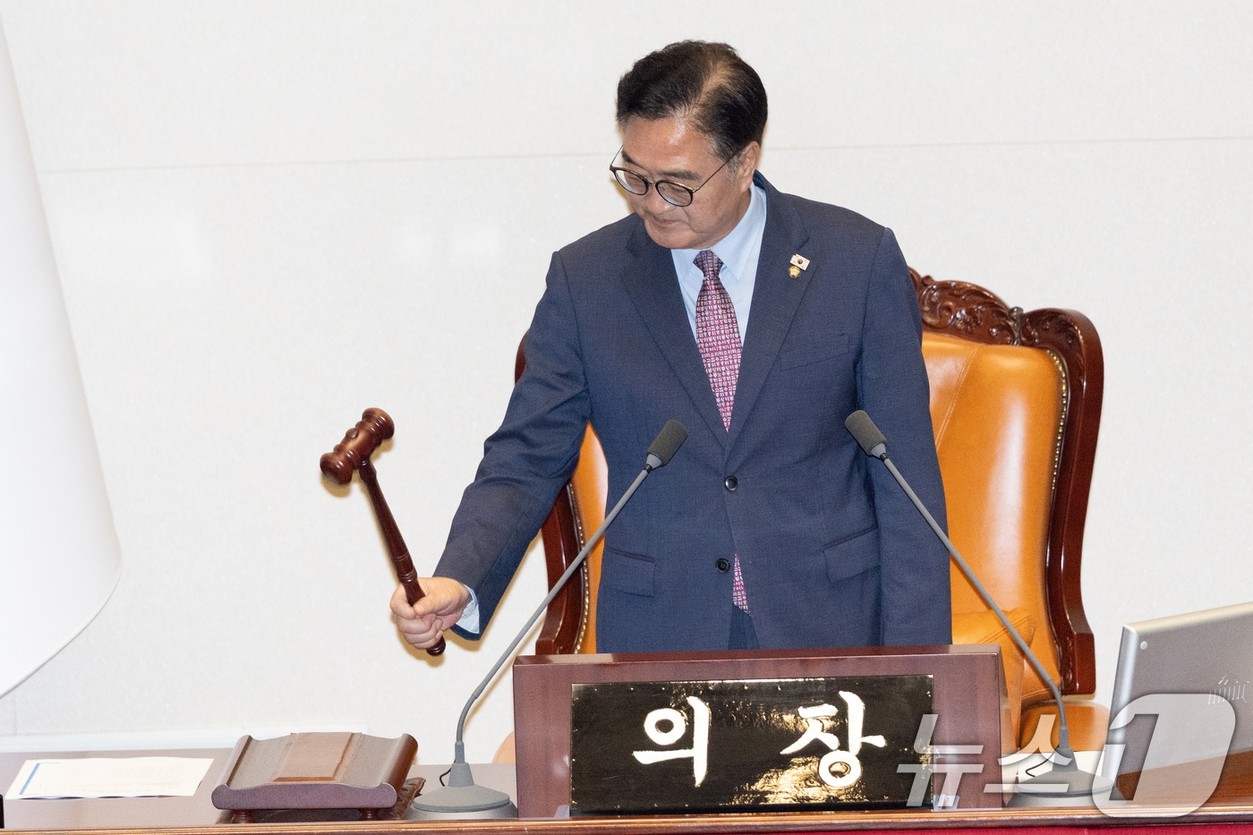 우원식 국회의장이 16일 서울 여의도 국회에서 열린 제429회국회(정기회) 제6차 본회의 개의를 알리는 의사봉을 두드리고 있다. 2025.9.16/뉴스1 ⓒ News1 이승배 기자