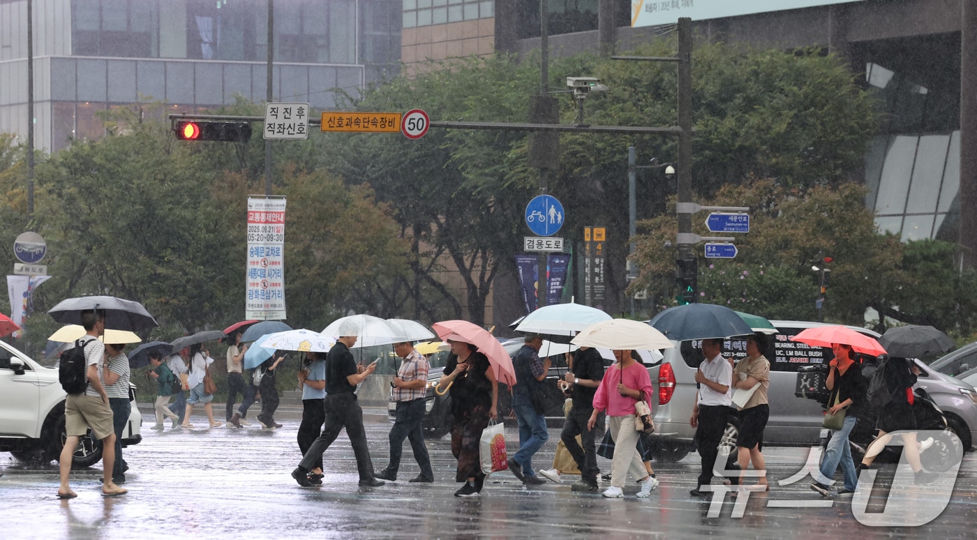요란한 비가 내린 16일 오후 서울 종로구 광화문광장 인근을 지나는 시민들이 우산을 쓰고 발걸음을 옮기고 있다. 2025.9.16/뉴스1 ⓒ News1 장수영 기자