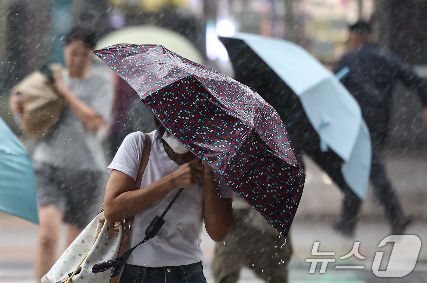 가을비가 내리는 16일 서울 시내 한 거리에서 우산을 쓴 시민들이 발걸음을 재촉하고 있다. 2025.9.16/뉴스1 ⓒ News1 김도우 기자