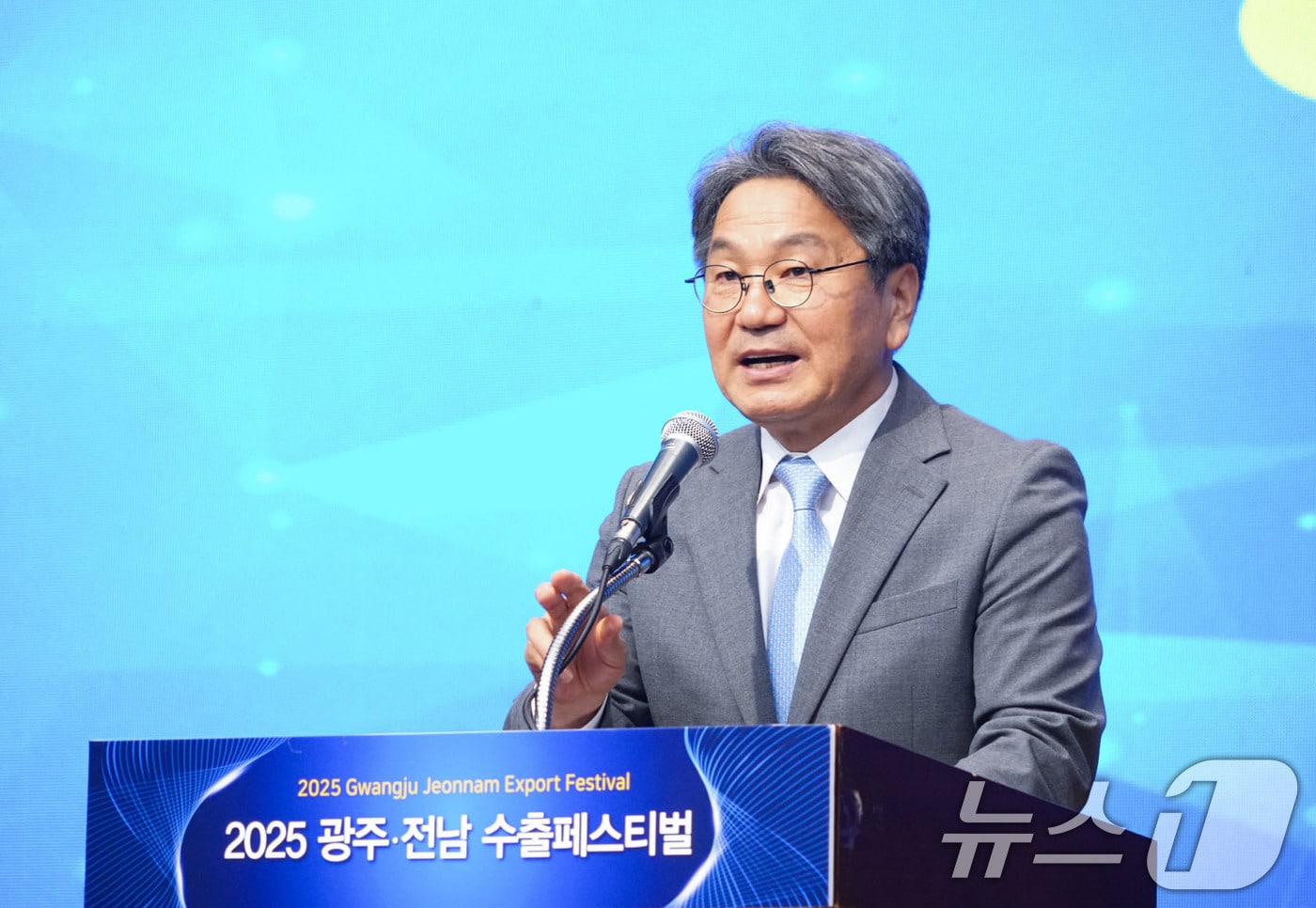 강기정 광주시장이 16일 오전 서구 김대중컨벤션센터에서 열린 &#39;2025 광주·전남 수출 페스티벌&#39;에 참석해 환영사를 하고 있다.&#40;광주시 제공. 재판매 및 DB 금지&#41; 2025.9.16/뉴스1 ⓒ News1 박준배 기자