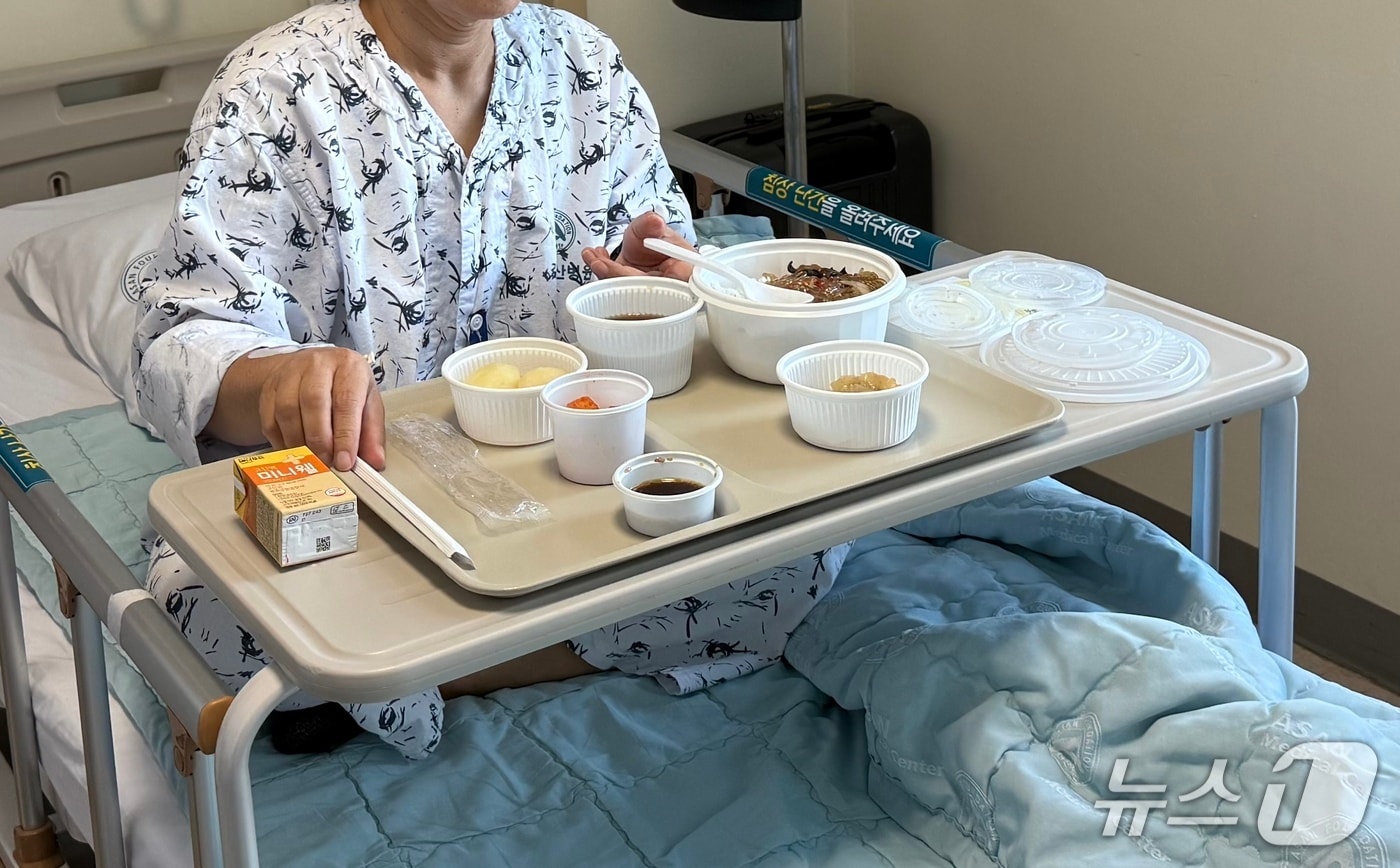 지난 15일 강원 강릉의 한 병원에 입원한 환자가 일회용기에 담긴 환자식을 받아들고 있다. 2025.9.16/뉴스1 윤왕근 기자