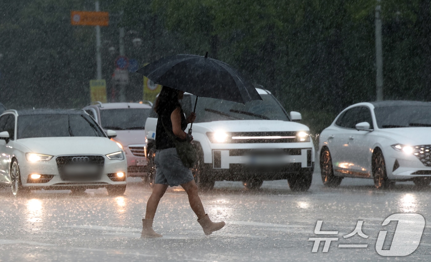 수도권 곳곳에 호우주의보가 내려진 16일 오후 경기 수원시 영통구의 한 도로에서 시민이 우산을 쓰고 걸어가고 있다. 2025.9.16/뉴스1 ⓒ News1 김영운 기자