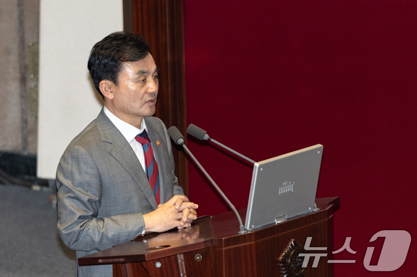 안규백 국방부 장관이 지난 16일 서울 여의도 국회에서 열린 제429회국회(정기회) 제6차 본회의에서 질의에 답변하고 있다./뉴스1 ⓒ News1 이승배 기자