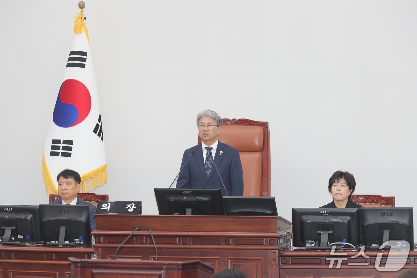 이상봉 제주특별자치도의회 의장(더불어민주당·제주시 노형동 을)이 16일 오후 제422회 도의회 임시회 폐회식에서 신상 발언을 하고 있다.(제주특별자치도의회 제공, 재판매 및 DB 금지)