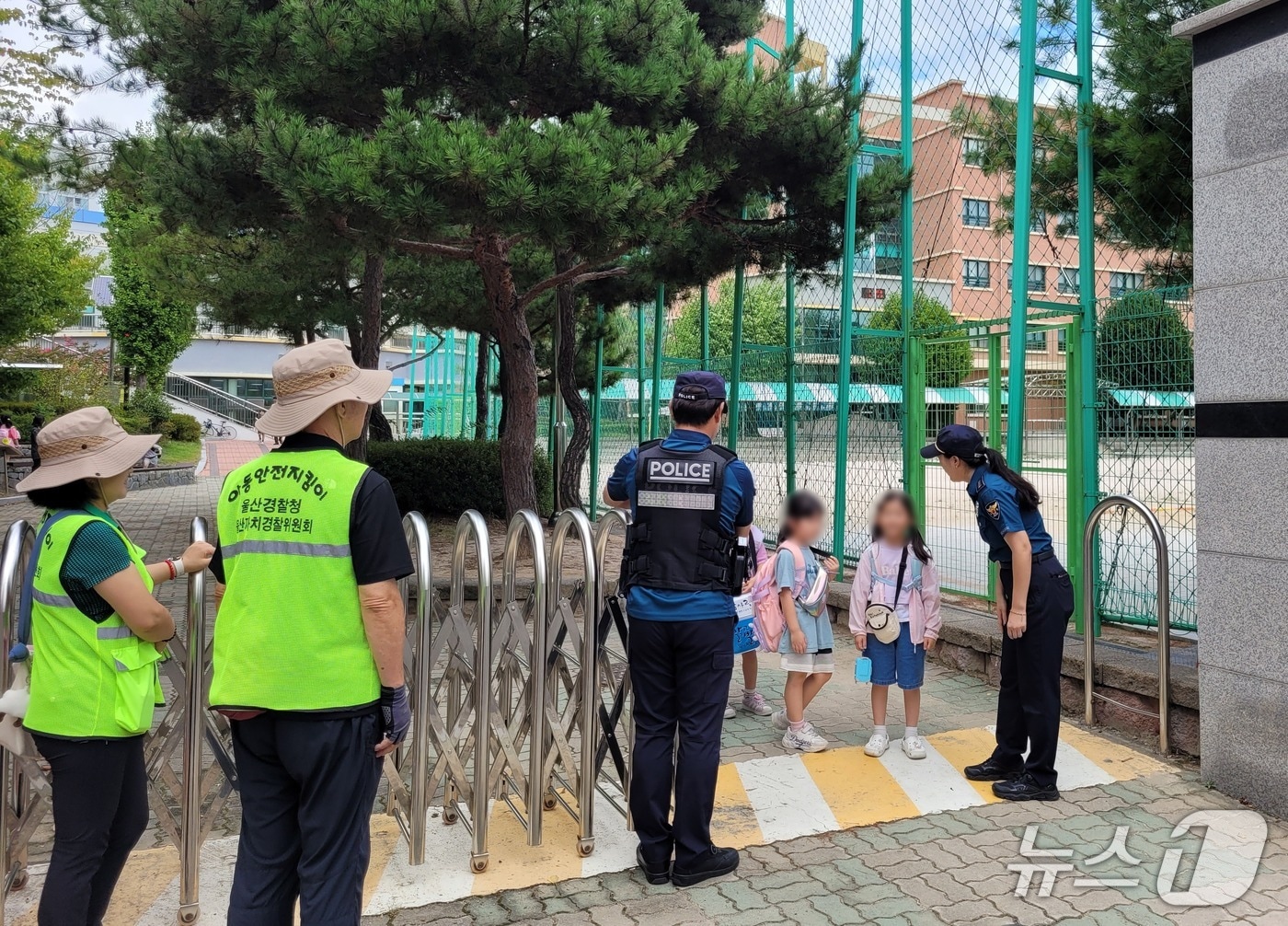 울산경찰청과 아동안전지킴이가 초등학교 주변 등하굣길을 순찰하고 있다. (울산경찰청 제공. 사진은 기사 내용과 무관함) / 뉴스1 ⓒ News1
