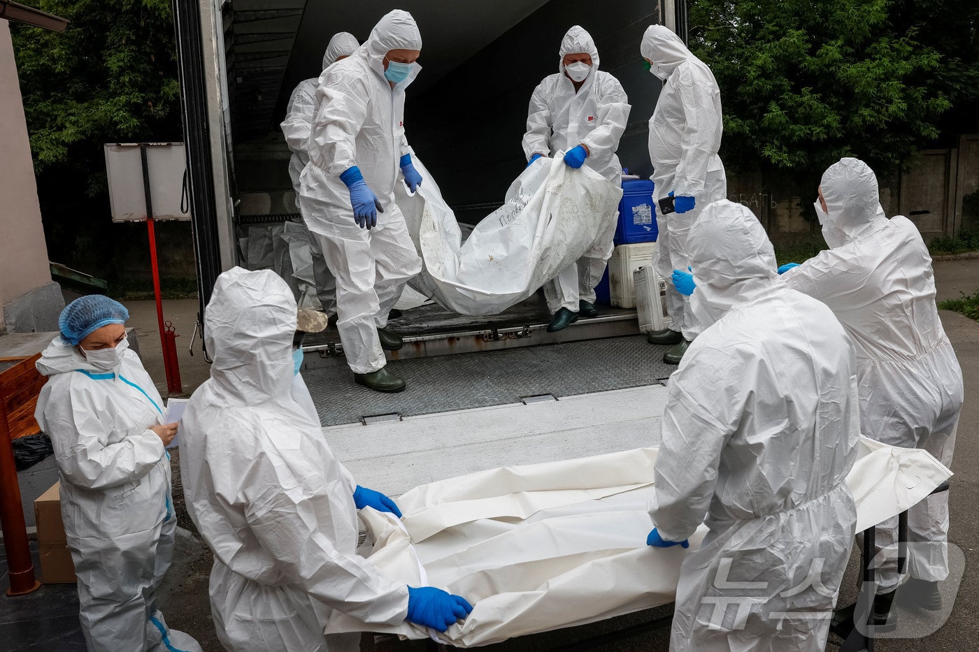 우크라이나 정부 관계자들이 2025년 6월 26일 튀르키예 이스탄불에서 러시아와 우크라이나 간의 합의에 따라 러시아로부터 인도받은 유해를 키이우의 영안실로 옮고 있다. 2025.6.26. <자료 사진>ⓒ 로이터=뉴스1