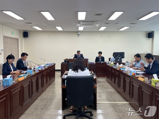 지난 15일 출범한 고양시의회 데이터센터 건립 적정성 여부에 대한 행정사무조사 특별위원회가 본회의 직후 제1차 특별위원회 회의를 열고 있다. &#40;고양시의회 제공, 재판매 및 DB금지&#41;