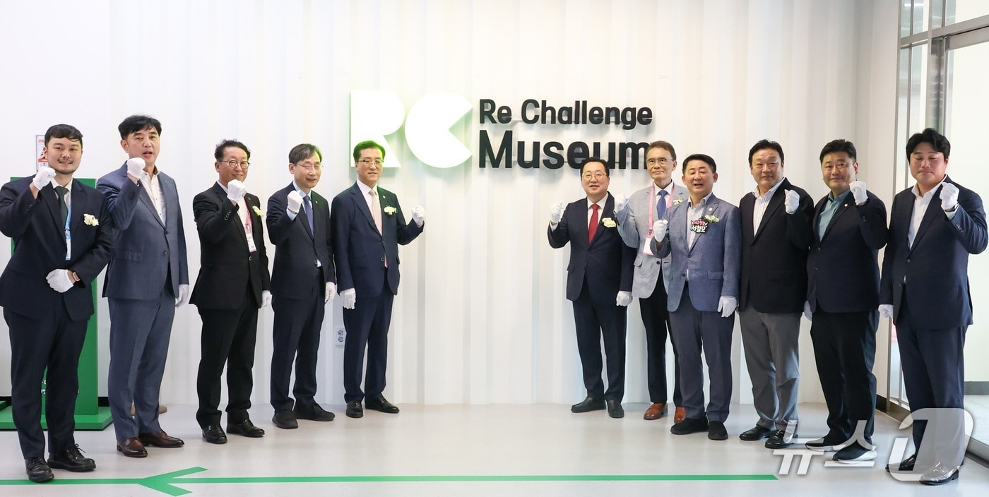 이장우 대전시장이 ‘재도전·혁신캠퍼스’ 개소식에서 포즈를 취하고 있다.(대전시 제공. 재판매 및 DB금지)/뉴스1