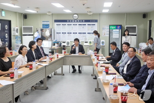 전주시의회 도시건설위원회가 16일 완산구 '기자촌 재개발 정비사업' 현장을 방문해 공사 진행상황을 점검하고, 최근 불거진 금전 요구 정황에 대해 집중 질의했다.(전주시의회 제공, 재판매 및 DB 금지)/뉴스1