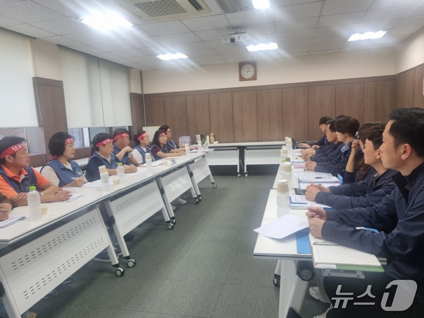 16일 오후 3시 부산 금정구 노포차량기지 시설사업소에서 부산도시철도운영서비스와 부산지하철 노동조합이 실무 협상을 진행하고 있다.(부산지하철노조 제공. 재판매 및 DB 금지)