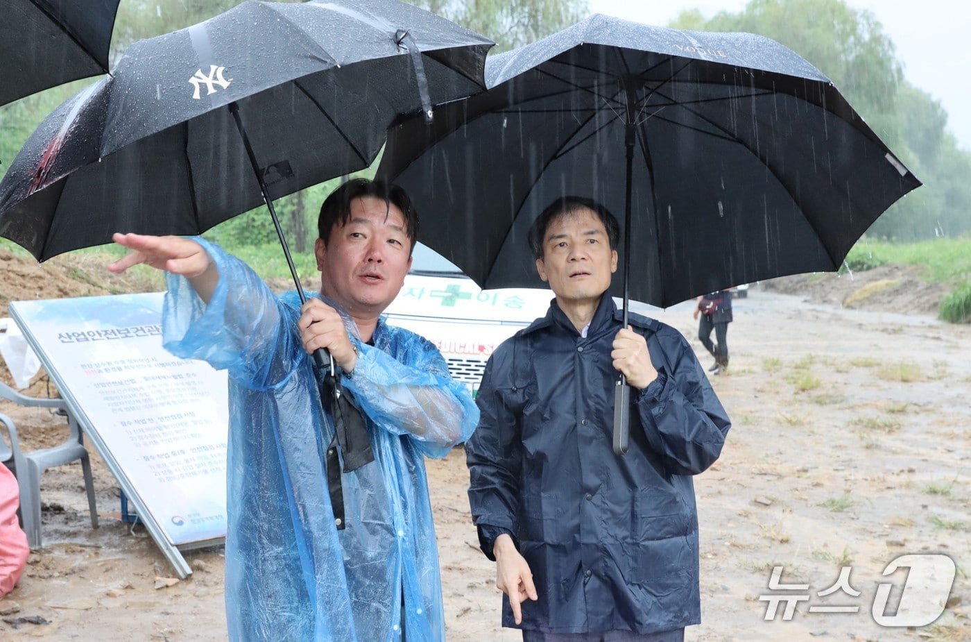 홍동곤 한강청장(오른쪽)이 16일 서울 강동구 가래여울마을에 설치된 지휘본부를 방문해 수중정화활동 진행 상황을 보고받고 있다.(한강청 제공)