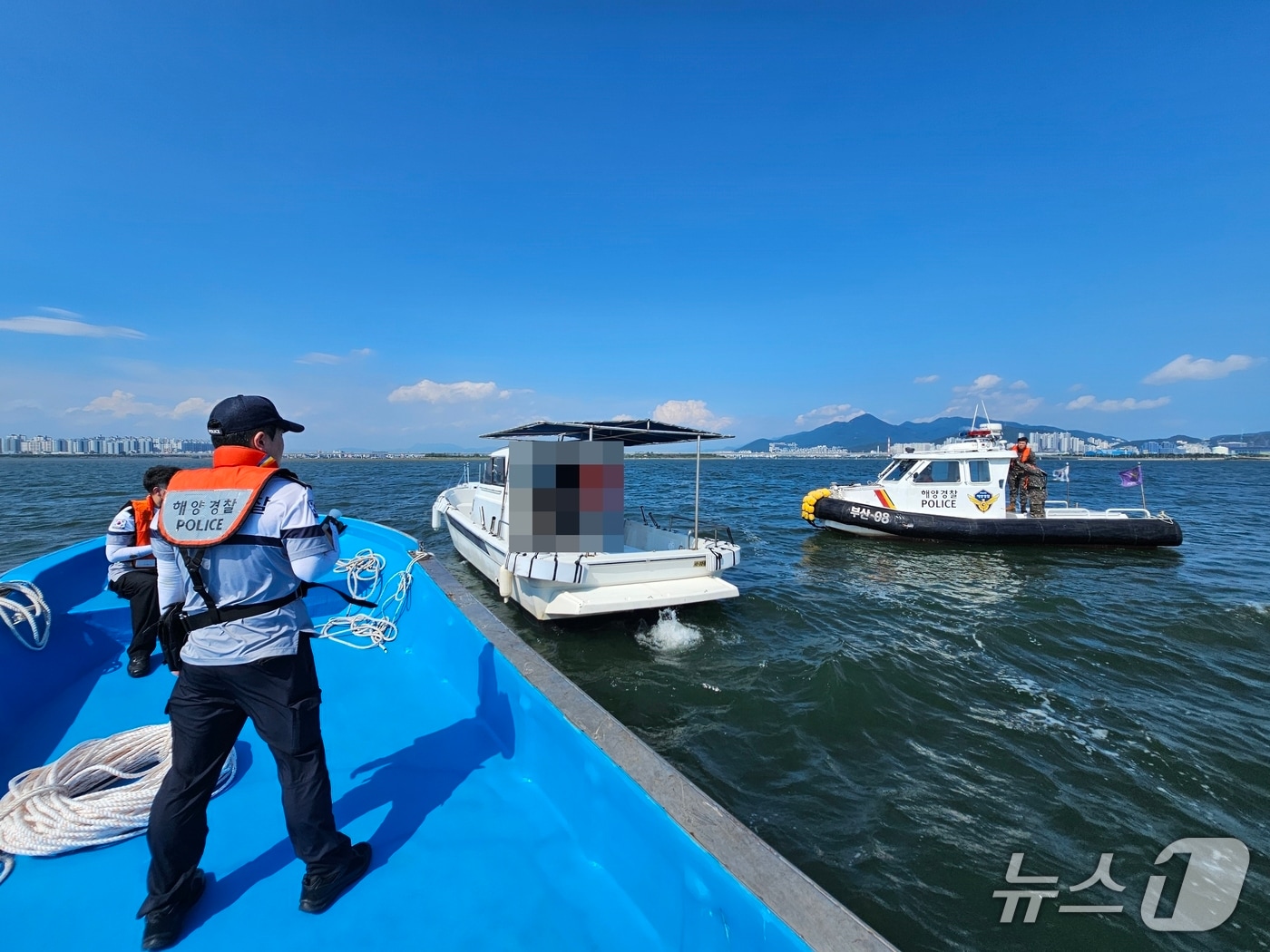 부산해경이 모터보트 좌주 사고 현장을 살피고 있다. (부산해경 제공. 재판매 및 DB 금지)