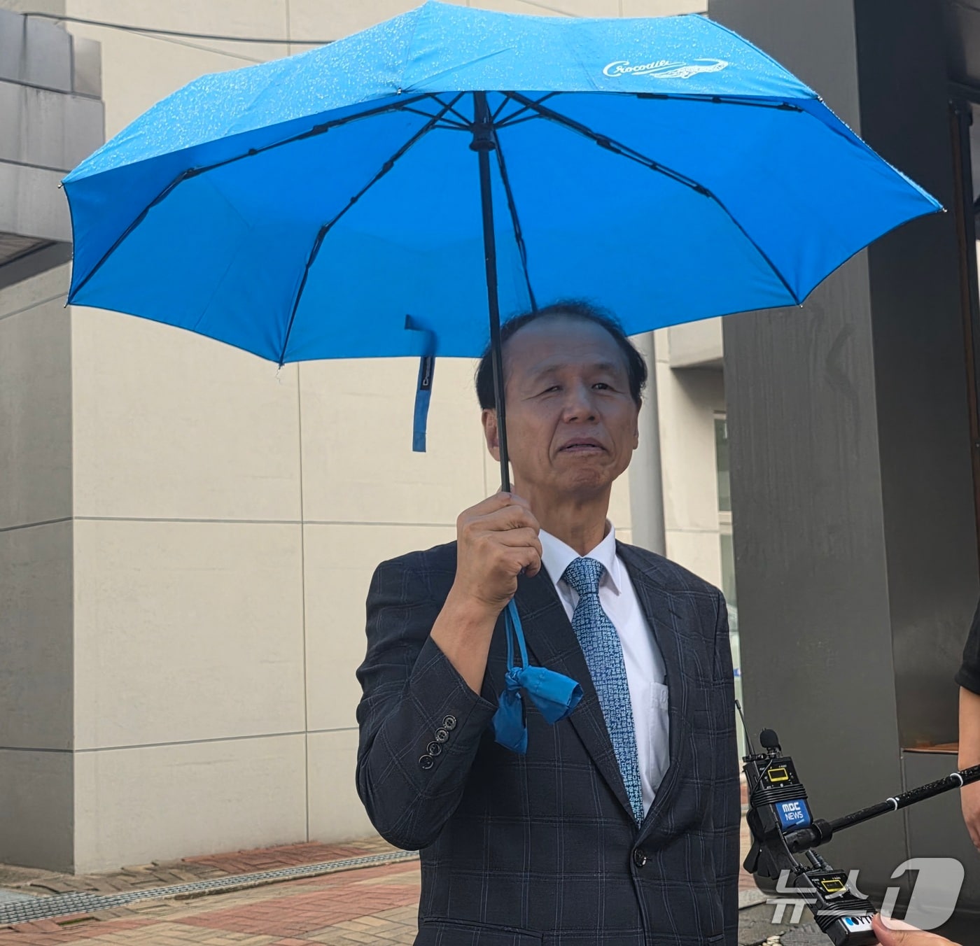 16일 춘천지법에서 열린 '레고랜드 배임 혐의' 사건 첫 공판이 끝난 뒤 최문순 전 지사가 취재진의 질문을 듣고 있다.(독자제공)/뉴스1