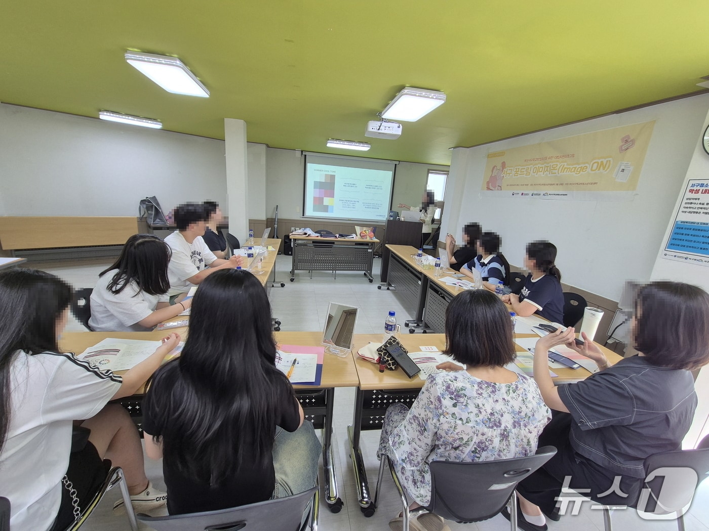 청소년이 '서구 꿈드림 이미지' 프로그램에 참가하고 있다. (부산 서구 제공. 재판매 및 DB 금지)