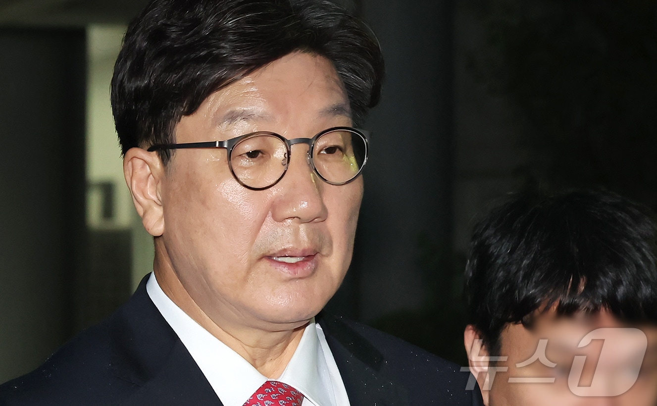 권성동 국민의힘 의원이 16일 오후 서울 서초구 중앙지방법원에서 '통일교 불법 정치자금 수수' 의혹(정치자금법 위반 혐의) 관련 구속 전 피의자 심문(영장실질심사)를 마치고 법원을 나서고 있다. 2025.9.16/뉴스1 ⓒ News1 장수영 기자