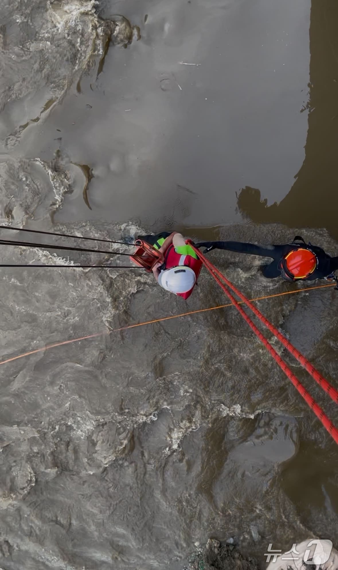 구조 모습(경기도소방재난본부 제공. 재판매 및 DB 금지)/뉴스1