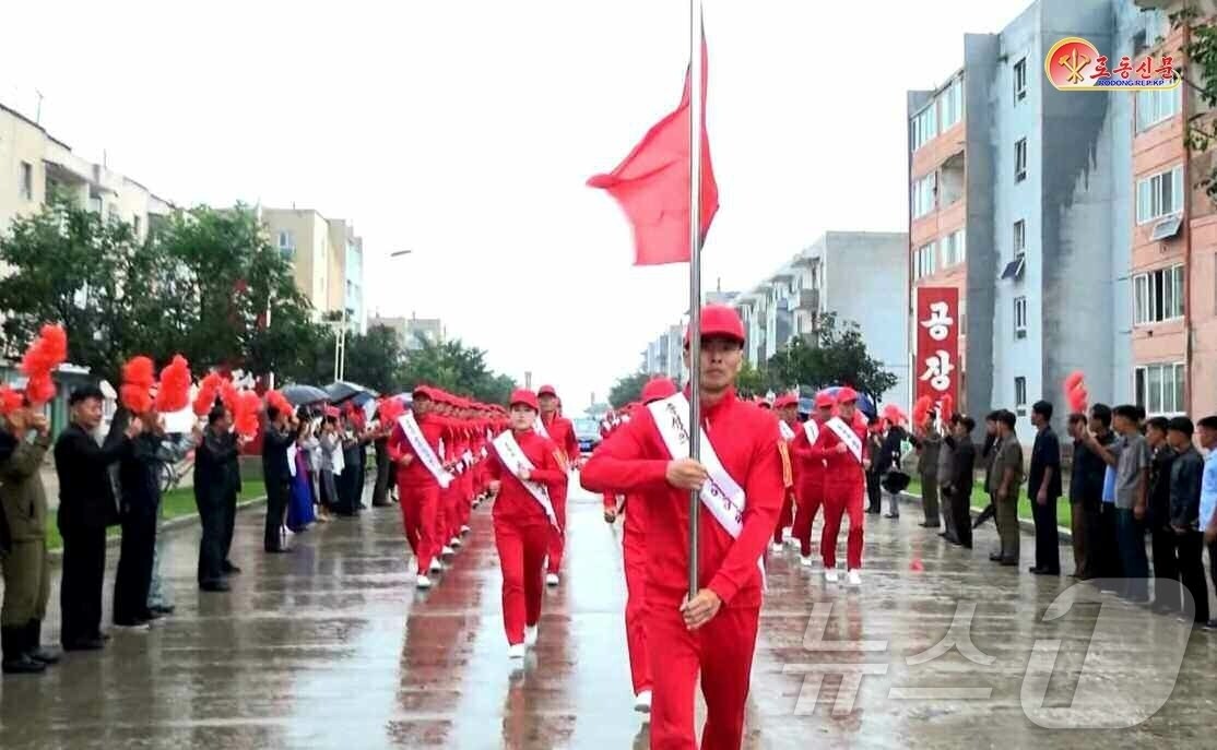 &#40;평양 노동신문=뉴스1&#41; = 북한 노동당 기관지 노동신문은 17일 &#34;각지 인민들과 군인들, 청소년 학생들이 경애하는 총비서 동지에 대한 열화같은 충성의 마음을 안고 거리에 나와 꽃다발을 흔들면서 충성의 편지이어달리기 대열들을 뜨겁게 맞이하고 열렬히 환송하고 있다＂고 보도했다. 사진은 황해남도. [국내에서만 사용가능. 재배포 금지. DB 금지. For Use Only in the Republic of Korea. Redistribution Prohibited] rodongphoto@news1.kr