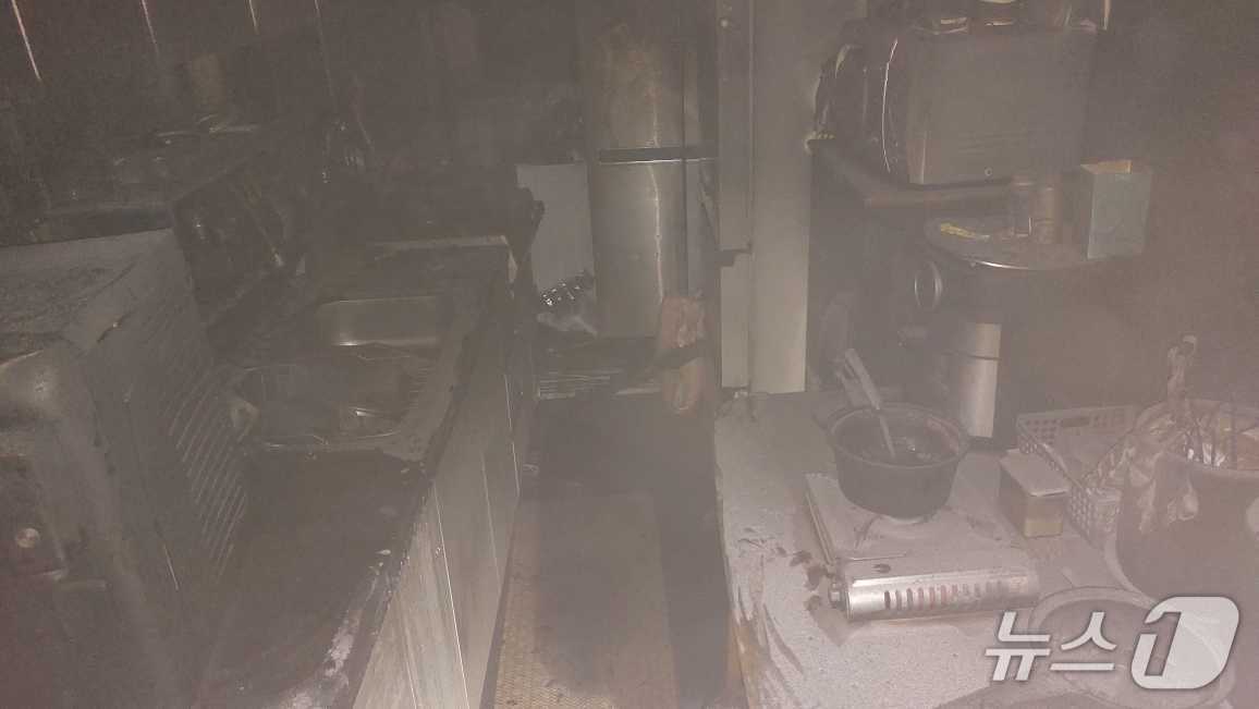 강원 동해 천곡동 아파트 화재 현장.(강원도소방본부 제공, 재판매 및 DB금지)