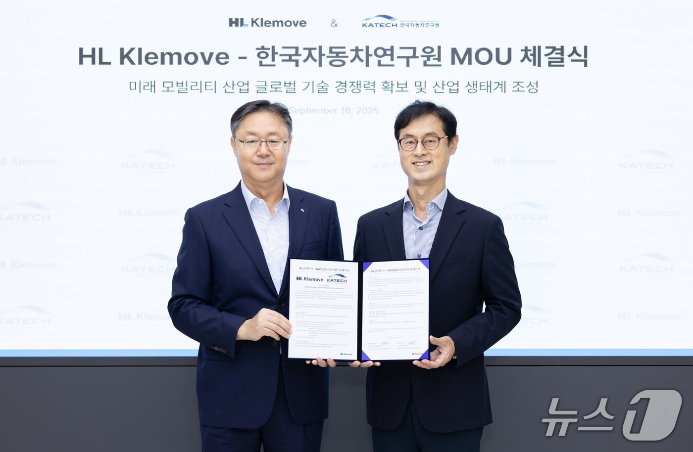 윤팔주 HL클레무브 사장(왼쪽)과 진종욱 한국자동차연구원 원장(오른쪽)이 16일 판교 HL클레무브 사옥 넥스트 엠에서 열린 미래 모빌리티 기술 협력 협약식에서 기념 사진을 촬영한 모습(HL클레무브 제공). 2025.09.16.