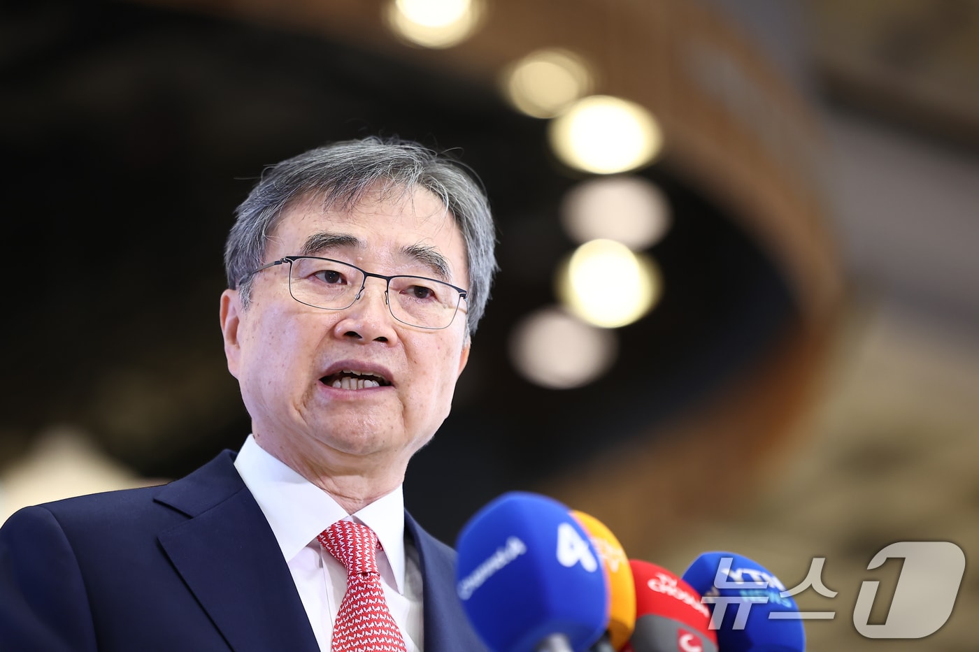 조현 외교부 장관이 17일 오전 서울 강서구 김포국제공항을 통해 중국으로 출국하기 앞서 취재진 질문에 답하고 있다. 조 장관은 중국 베이징을 방문해 왕이 중국 외교부장과 첫 한중 외교장관회담을 가질 예정이다. 2025.9.17/뉴스1 ⓒ News1 김도우 기자