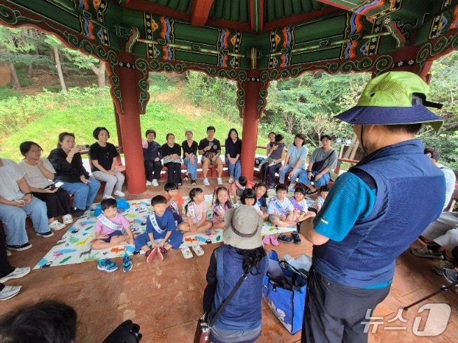 아이와 부모가 함께 참여하는 '고분군 꼬마 해설사' 프로그램이 진행되고 있다.(부산 연제구 제공. 재판매 및 DB금지)