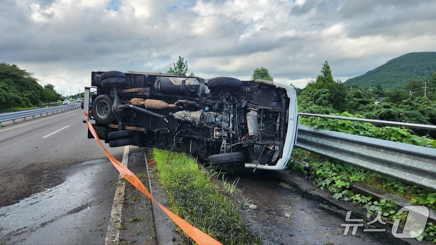 지난 16일 제주 서귀포 한 도로에서 전도된 트럭에서 불이 났다.(제주도소방안전본부 제공. 재판매 및 DB 금지)