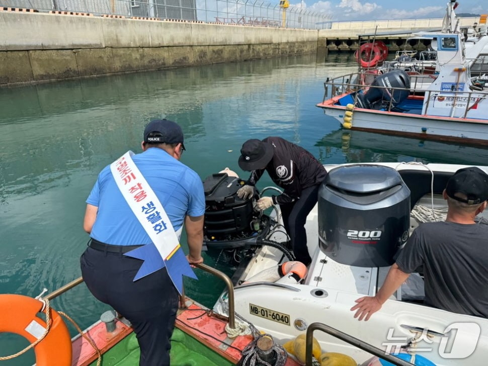 지난 16일 완도군 신항만에서 완도해경이 수상레저기구 무상점검을 실시하고 있다. (완도해경 제공. 재판매 및 DB 금지)