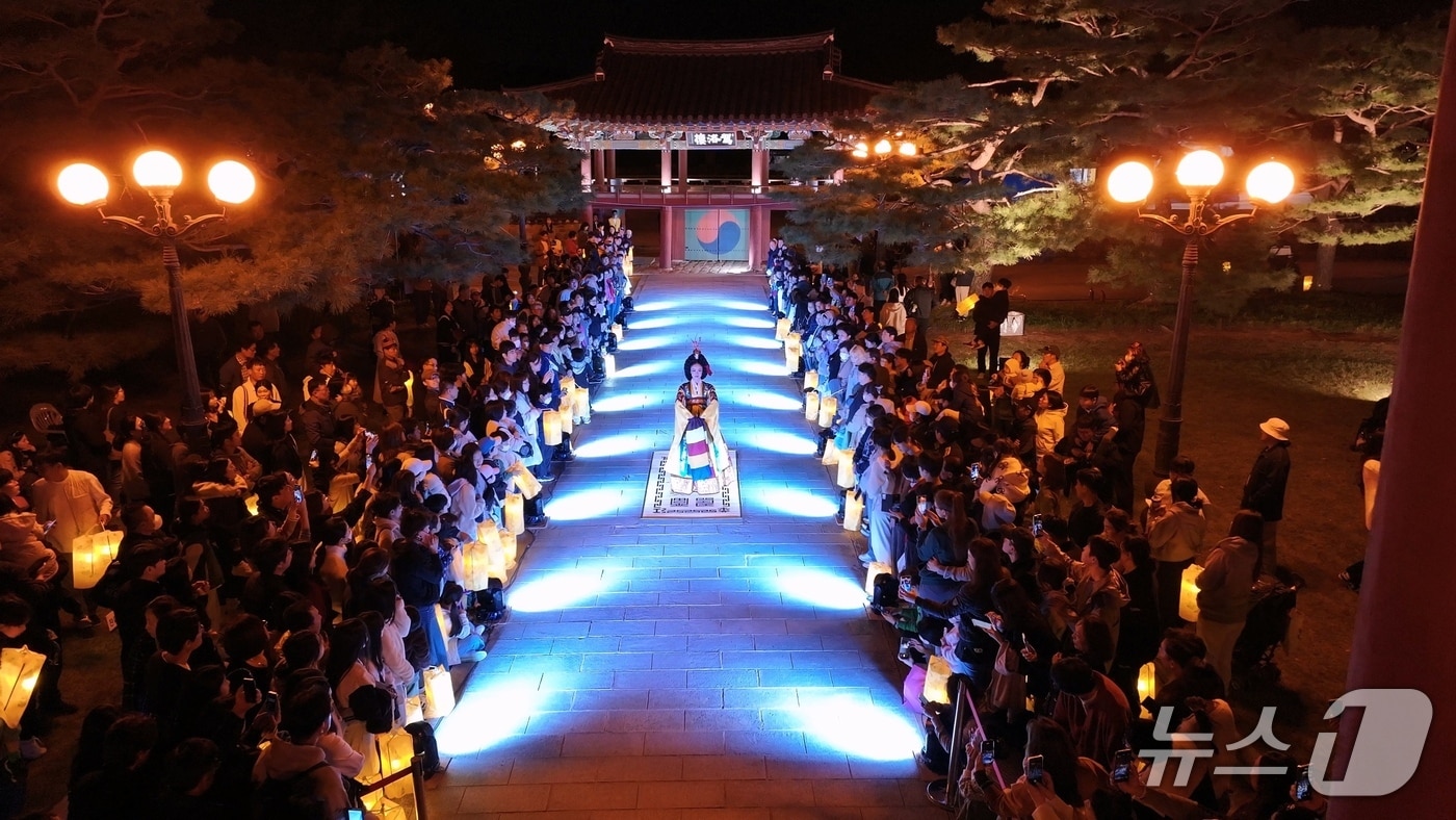 김해시가 국가유산청 주관한 '우리고장 국가유산 활용사업' 공모에 3개 사업이 선정됐다. 사진은 김해 야행 한복 패션쇼 모습.(김해시 제공. 재판매 및 DB금지)