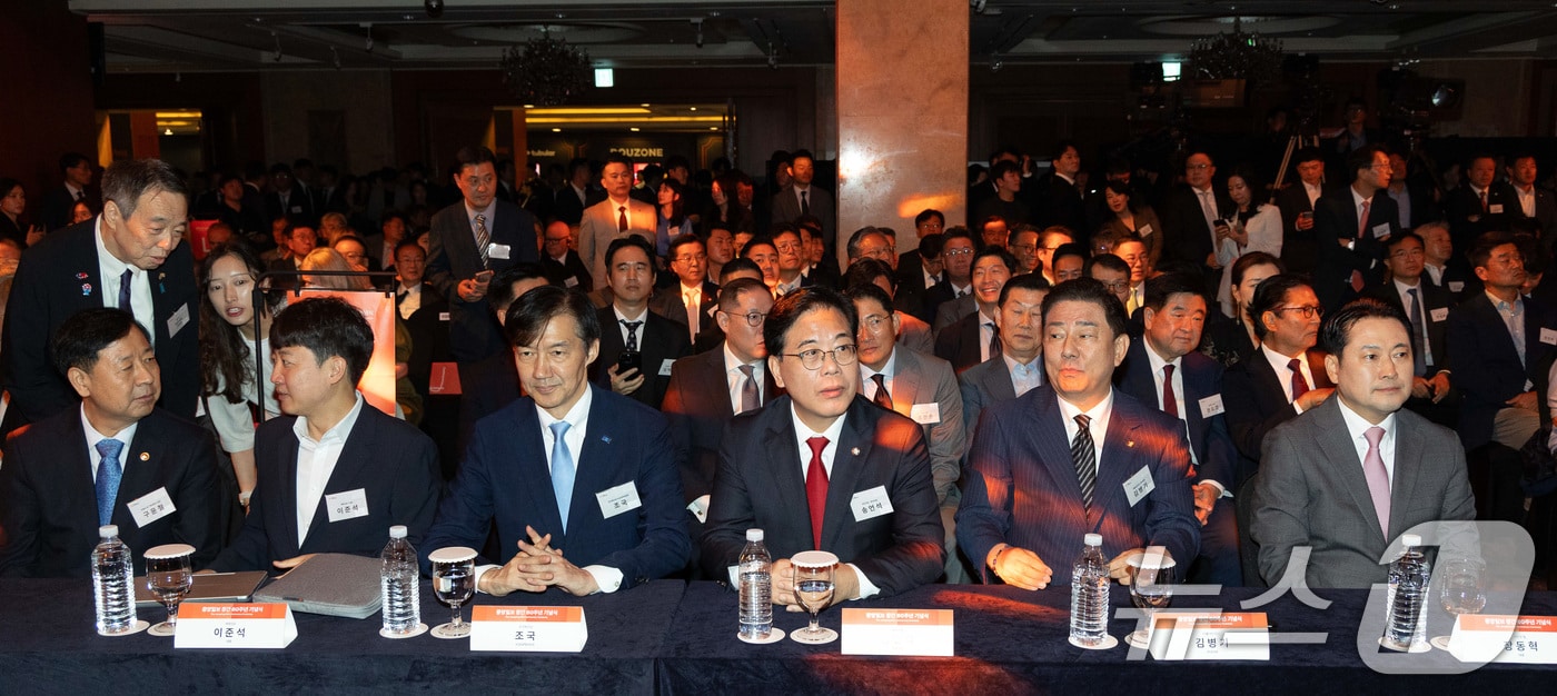 지난 9월 17일 서울 중구 롯데호텔에서 열린 중앙일보 창간60주년 기념식에 참석한 장동혁 국민의힘 대표, 김병기 더불어민주당 원내대표, 송언석 국민의힘 원내대표, 조국 조국혁신당 비상대책위원장, 이준석 개혁신당 대표, 구윤철 경제부총리 겸 기획재정부 장관(앞줄 오른쪽부터) . 2025.9.17/뉴스1 ⓒ News1 국회사진기자단