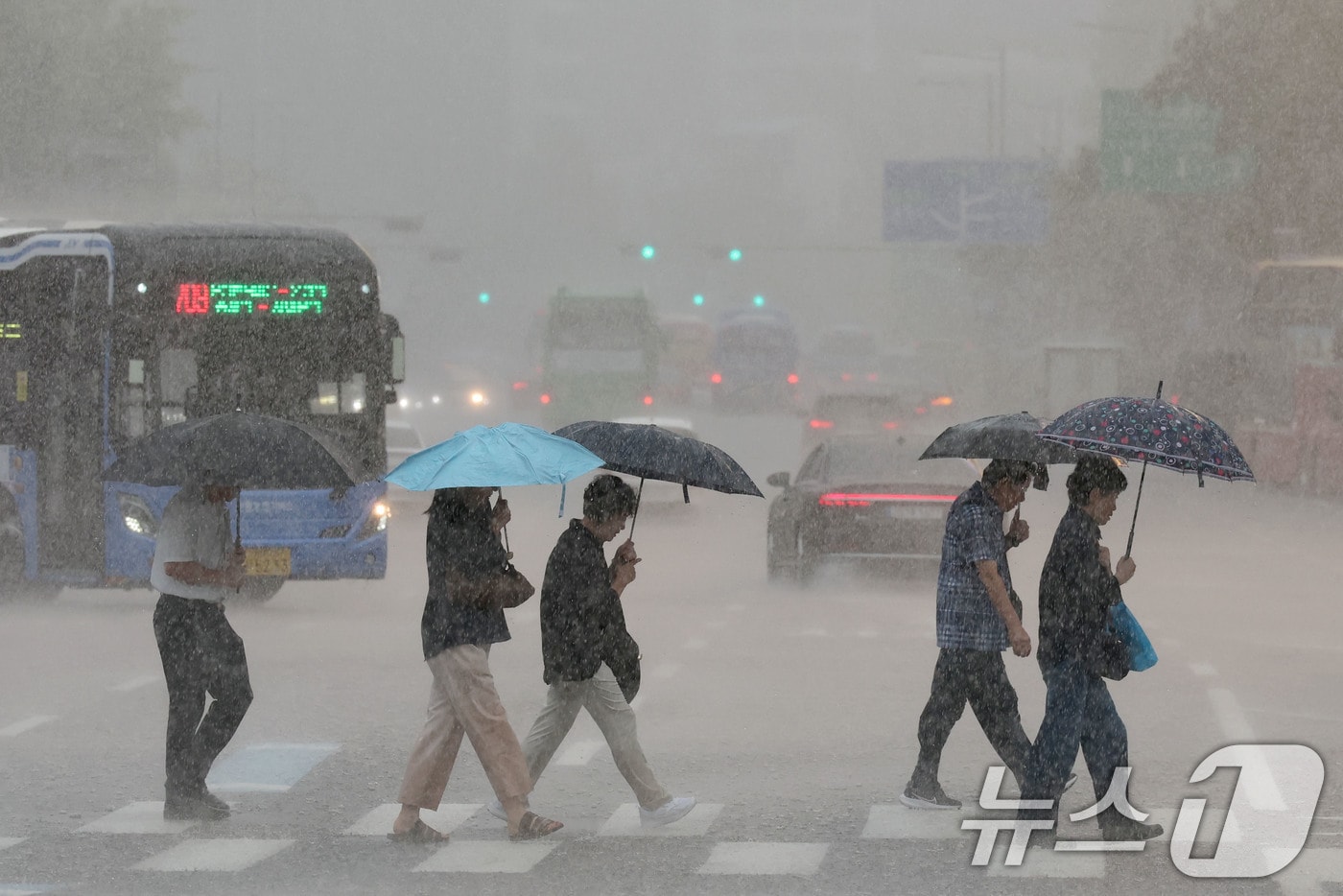 전국 대부분 지역에 비가 내리며 서울과 경기북부 등에 호우특보가 발효중인 17일 서울 종로구 광화문네거리에서 우산을 쓴 시민들이 발걸음을 옮기고 있다. 2025.9.17/뉴스1 ⓒ News1 이광호 기자
