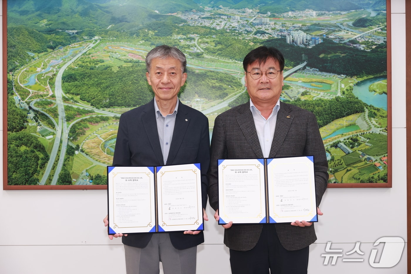 강원 영월군이 지난 12일 군청에서 영월의료원과 오는 10월 개원 예정인 영월 공공산후조리원에 대한 위·수탁 협약을 맺었다. (영월군 제공. 재판매 및 DB금지) 2025.9.17/뉴스1