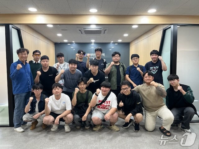 폴리텍대학 대전캠퍼스 인공지능과 '데이터 안심구역' 활용 교육 후 기념촬영하는 모습. (한국폴리텍IV대학 대전캠퍼스 제공.재판매 및 DB금지)/뉴스1