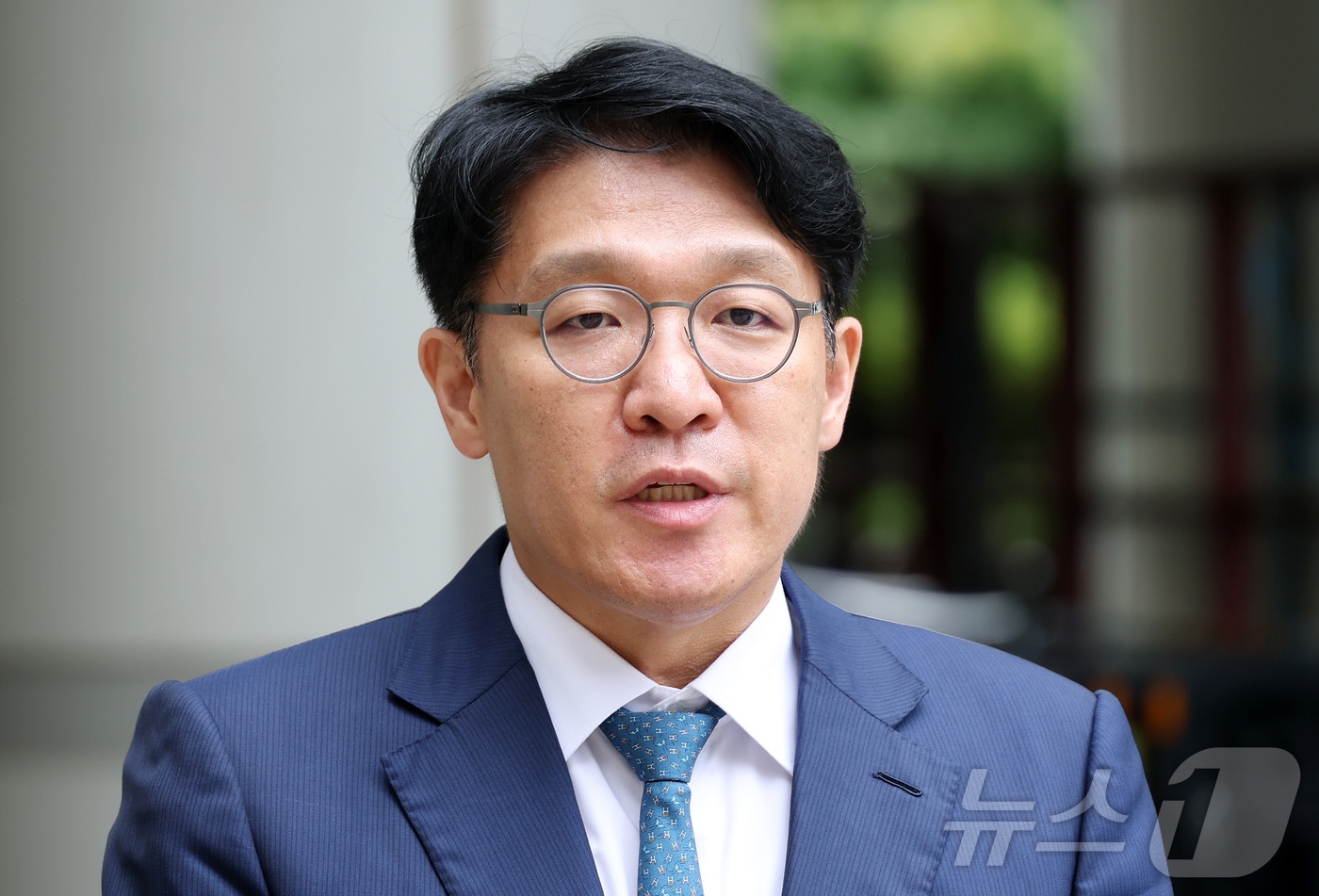 김건희 여사가 연루된 '공천 청탁' 의혹의 핵심 인물 김상민 전 부장검사가 17일 오후 서울 서초구 서초동 서울중앙지방법원에서 열린 구속 전 피의자 심문(영장실질심사)에 출석하며 취재진의 질문에 답하고 있다. (공동취재) 2025.9.17/뉴스1 ⓒ News1 박정호 기자