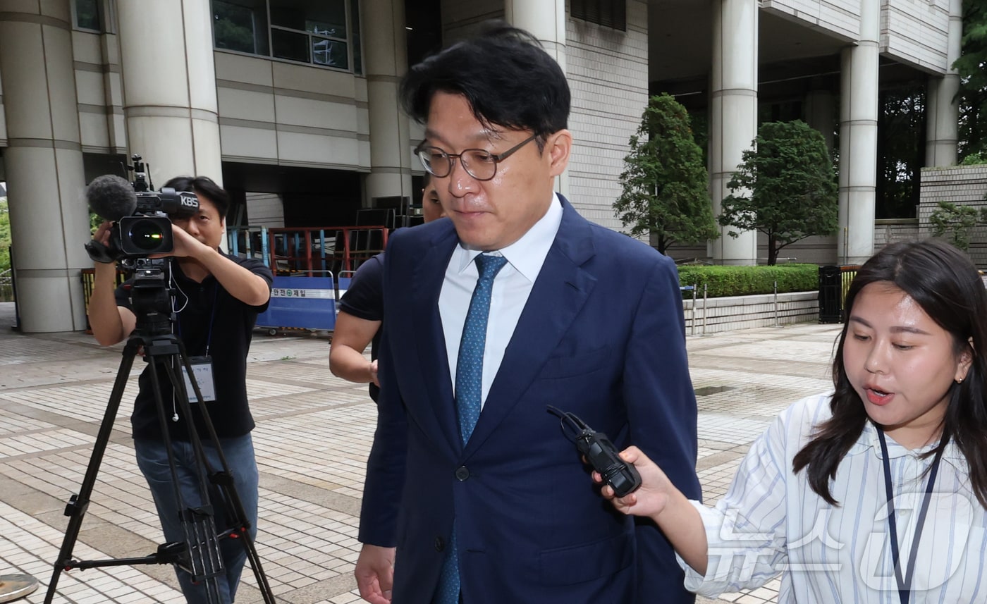 김건희 여사가 연루된 &#39;공천 청탁&#39; 의혹의 핵심 인물 김상민 전 검사가 지난달 17일 오후 서울 서초구 서초동 서울중앙지방법원에서 열린 구속 전 피의자 심문&#40;영장실질심사&#41;에 출석하고 있다.&#40;공동취재&#41; 2025.9.17/뉴스1 ⓒ News1 박정호 기자