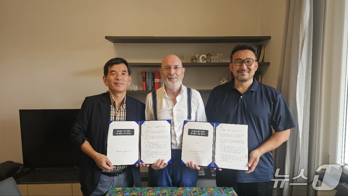 김정배 전북 진안군 친환경홍삼한방산업클러스터 사업단장(왼쪽 첫번째)이 이탈리아에서 파도바 K-Shop 입점을 위한 계약을 완료했다.(진안군제공. 재판매 및 DB금지)2025.9.17/뉴스1