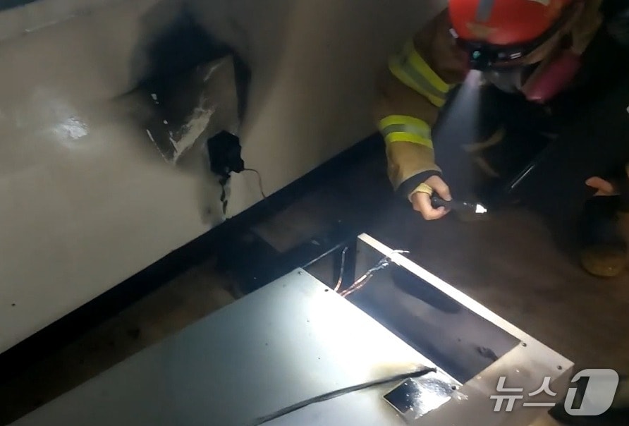 17일 오전 10시 14분쯤 서울 성동구 한양대 공업센터 별관에서 화재가 발생했다.(서울 성동소방서 제공)