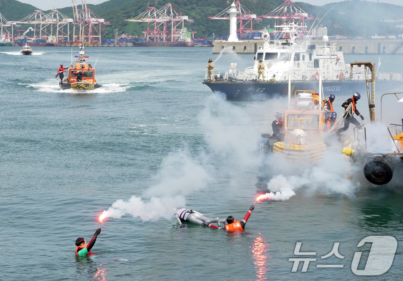 17일 오후 부산 영도구 부산해양경찰서 전용부두 앞 해상에서 낚시어선 사고 대응 훈련이 진행되고 있다. (부산해경 제공. 재판매 및 DB 금지) 2025.9.17/뉴스1 ⓒ News1 윤일지 기자